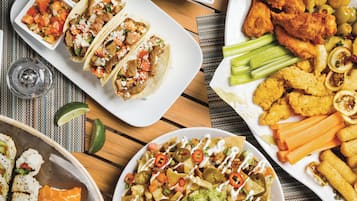 On y propose une variété de plats, notamment des tacos, des nachos et du poulet frit, ce qui laisse supposer qu’il s’agit d’un établissement proposant une cuisine décontractée.