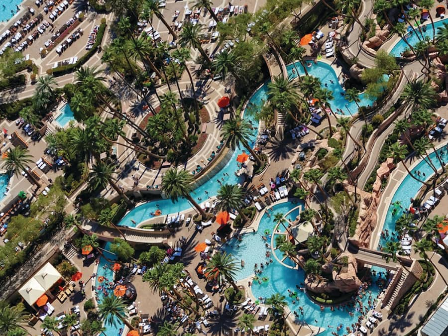 Piscine extérieure, tentes de plage, chaises longues