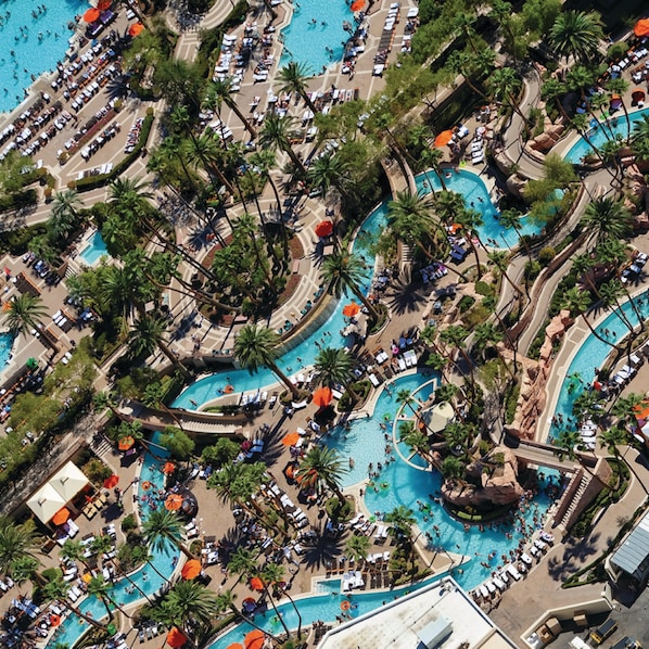 4 piscines extérieures, tentes de plage, chaises longues