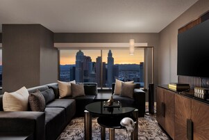 Ropa de cama de alta calidad y caja de seguridad en la habitación 