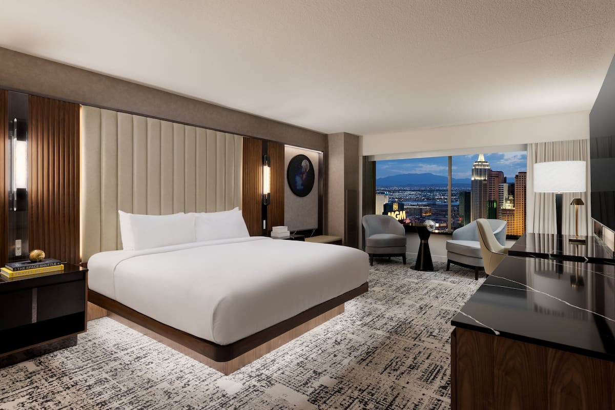 Premium bedding, in-room safe, laptop workspace, blackout drapes