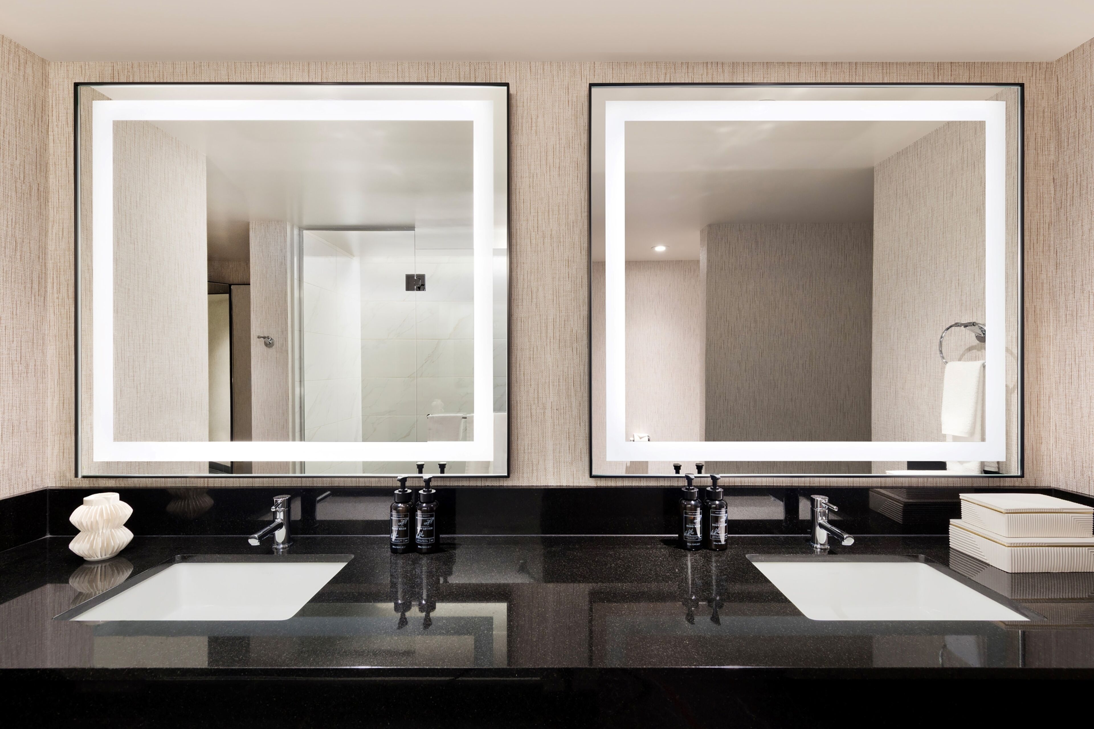 MGM Marquee Two Bedroom Suite | Badezimmer | Umweltfreundliche Kosmetikartikel, Haartrockner, Handtücher