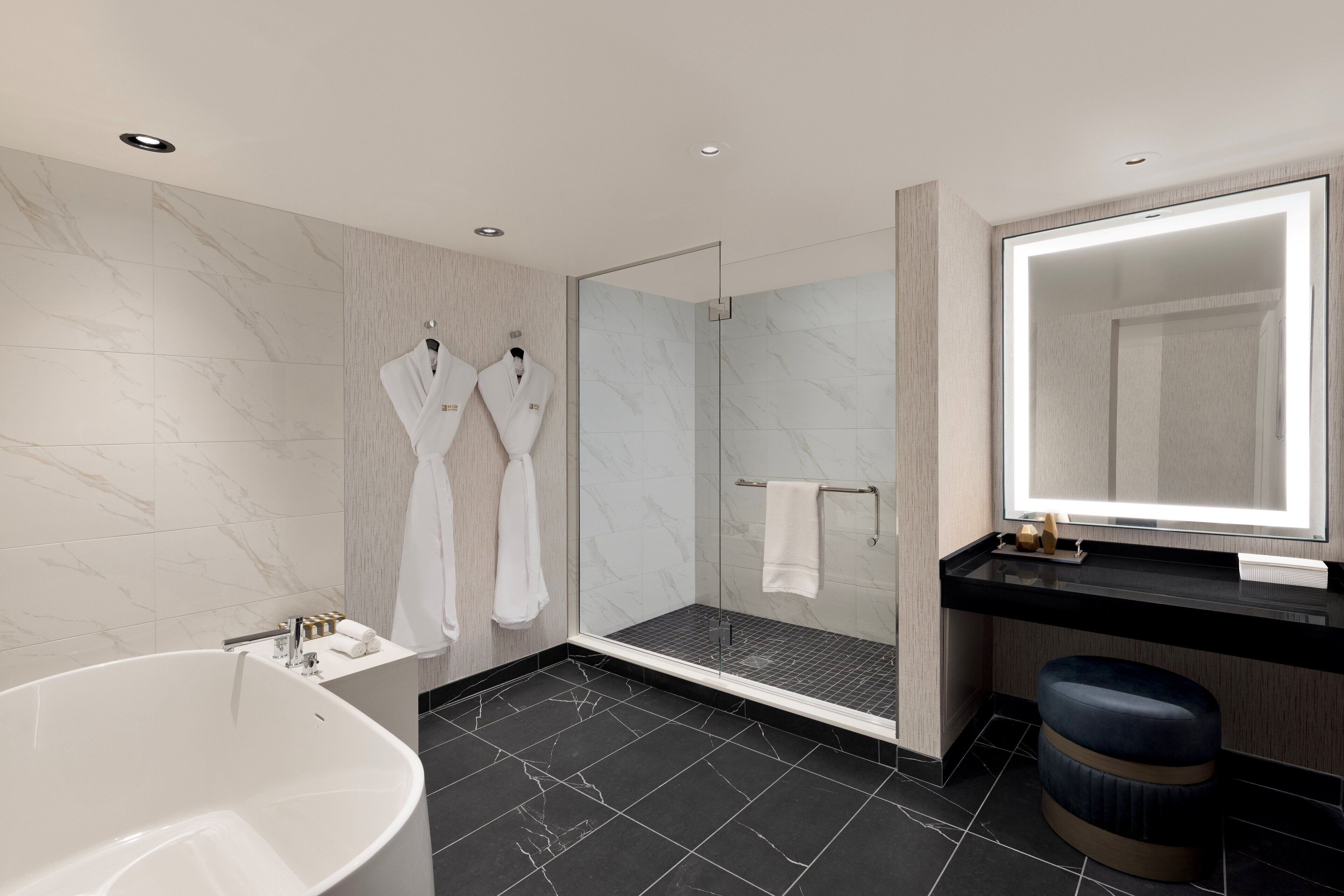 MGM Emerald Two Bedroom King Suite | Kylpyhuone | Ympäristöystävälliset hygieniatuotteet, hiustenkuivaaja, pyyhkeet