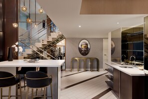 Stay Well MGM Patio Suite | Hochwertige Bettwaren, Zimmersafe, laptopgeeigneter Arbeitsplatz