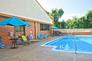 Una piscina al aire libre de temporada