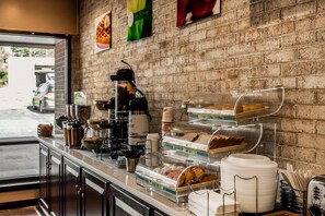 Desayuno continental gratuito y diario
