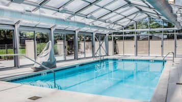 Indoor pool, pool loungers