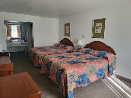 Tabla de planchar con plancha, wifi gratis y ropa de cama . Blue Ribbon Inn and Suites
