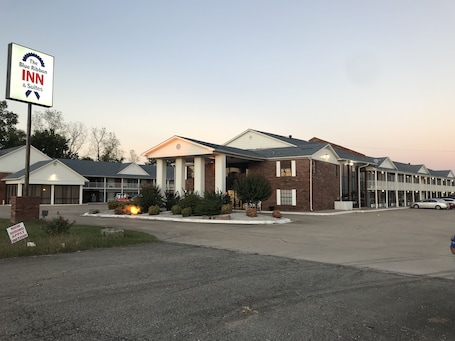 Fachada de la propiedad. Blue Ribbon Inn and Suites
