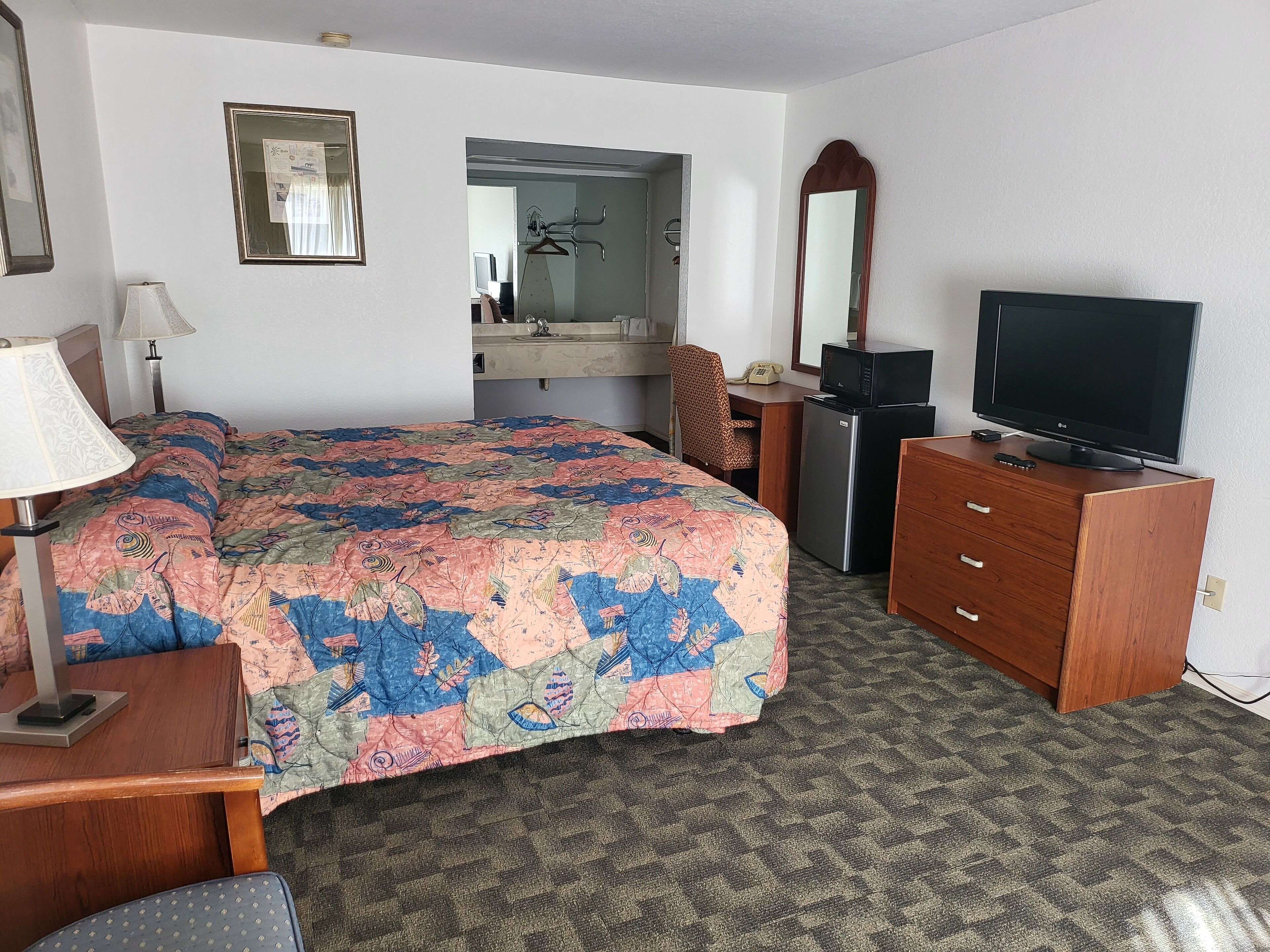 Iron/ironing board, free WiFi, bed sheets