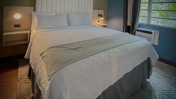 King Standard | Cortinas opacas, tabla de planchar con plancha, wifi gratis