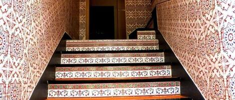 Una escalera con intrincados diseños de azulejos en las paredes y los peldaños.