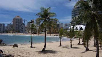Una spiaggia nelle vicinanze
