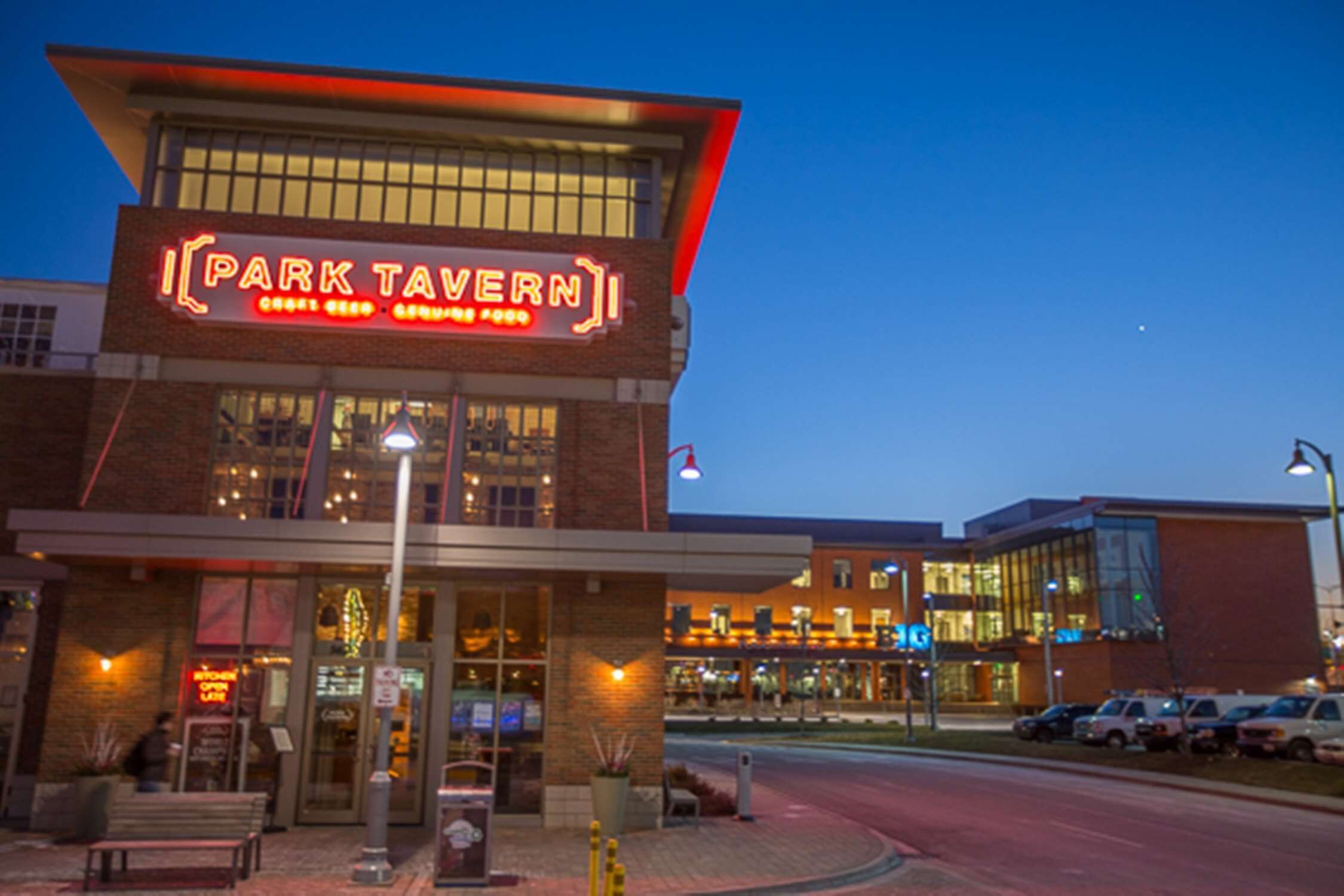 供應午餐和晚餐，披薩