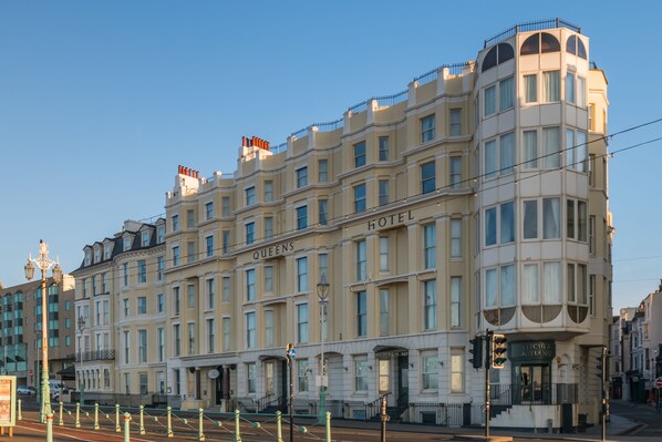 Un grand bâtiment d’hôtel historique, doté de plusieurs étages et d’un style architectural classique.