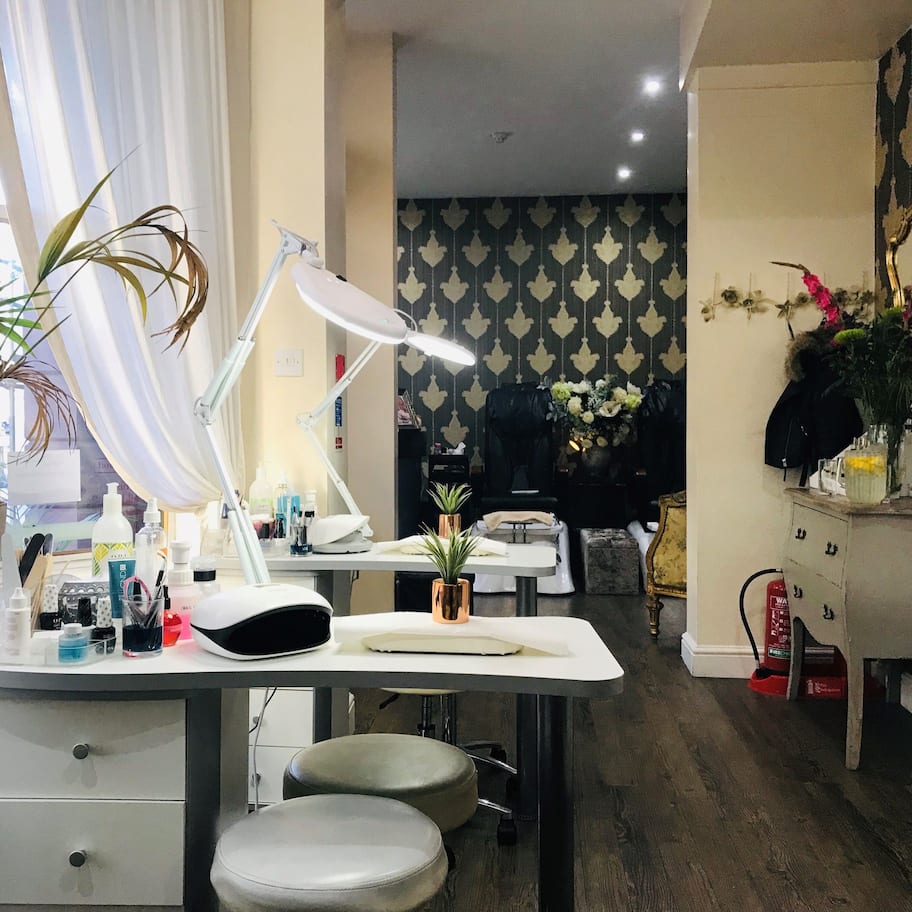 Soins corporels, soins d'aromathérapie, massages des tissus profonds