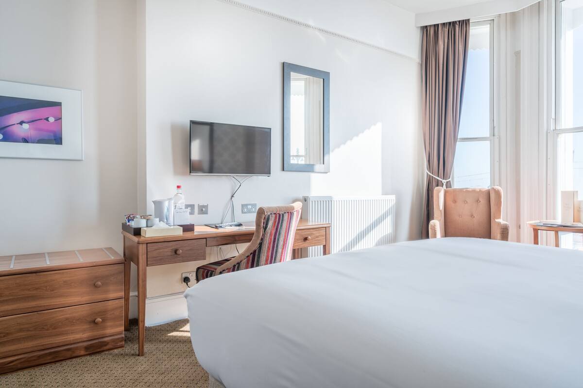 Egyptian cotton sheets, in-room safe, blackout curtains