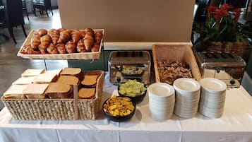 Daily English breakfast (GBP 17.95 per person)
