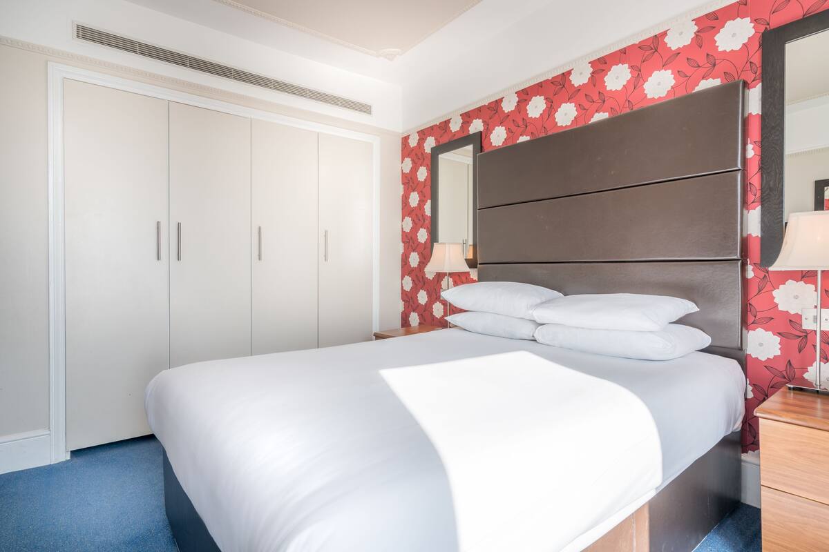 Egyptian cotton sheets, in-room safe, blackout curtains