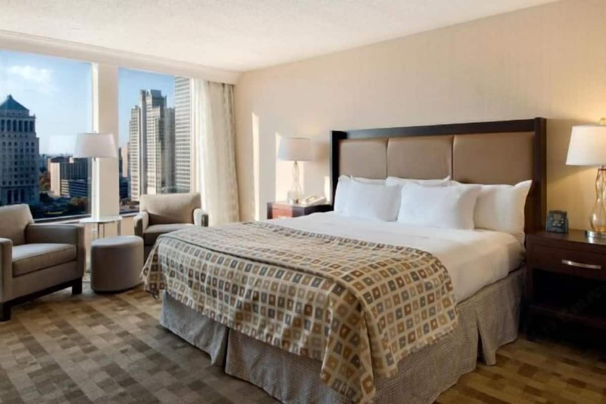 Premium bedding, in-room safe, desk, laptop workspace