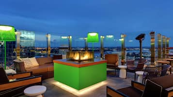 3 bars/lounges, rooftop bar