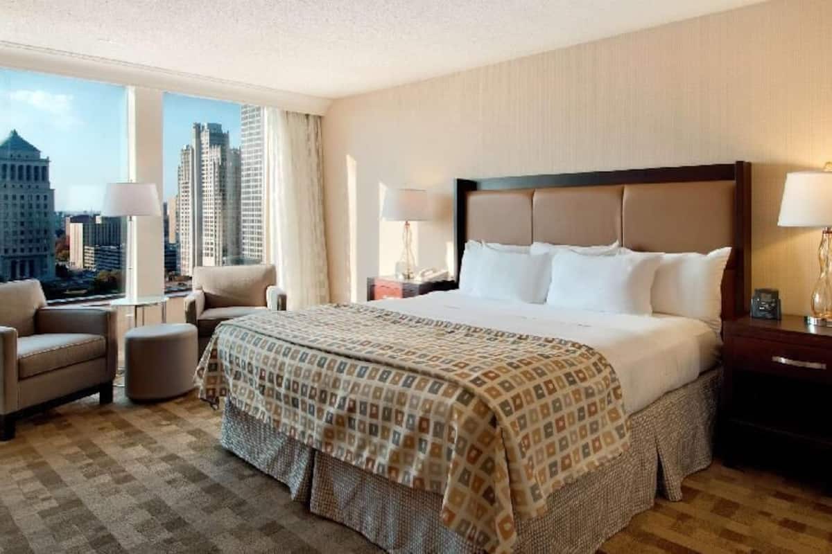 Ropa de cama de alta calidad y caja de seguridad en la habitación