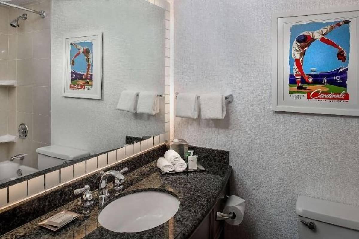 Bathroom | Combined shower/tub, eco-friendly toiletries, hair dryer, towels