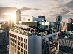 3 bars/lounges, rooftop bar
