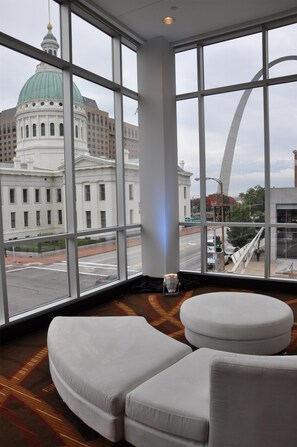 Una habitación con amplios ventanales que ofrece vistas a un edificio histórico y un puente moderno.
