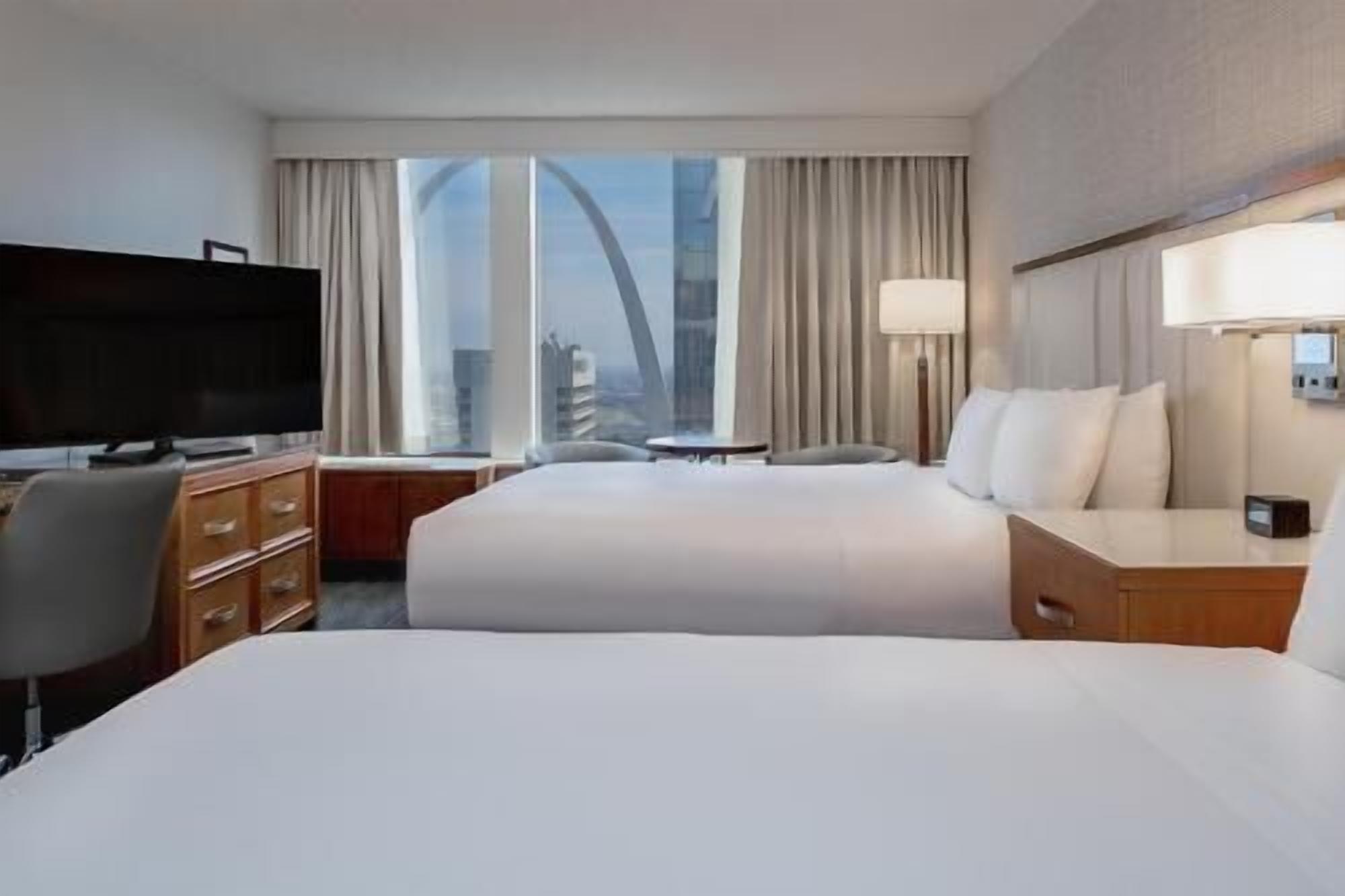 Ropa de cama de alta calidad y caja de seguridad en la habitación 