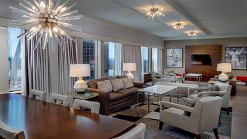 Room, Executive Level (Parlor) | Premium bedding, in-room safe, desk, laptop workspace