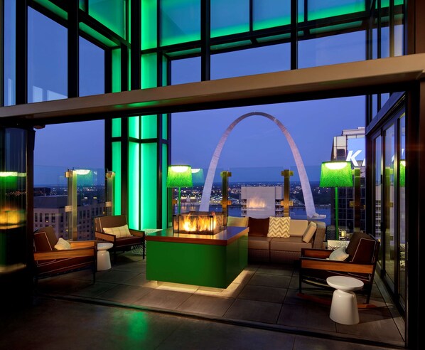 3 bars/lounges, rooftop bar