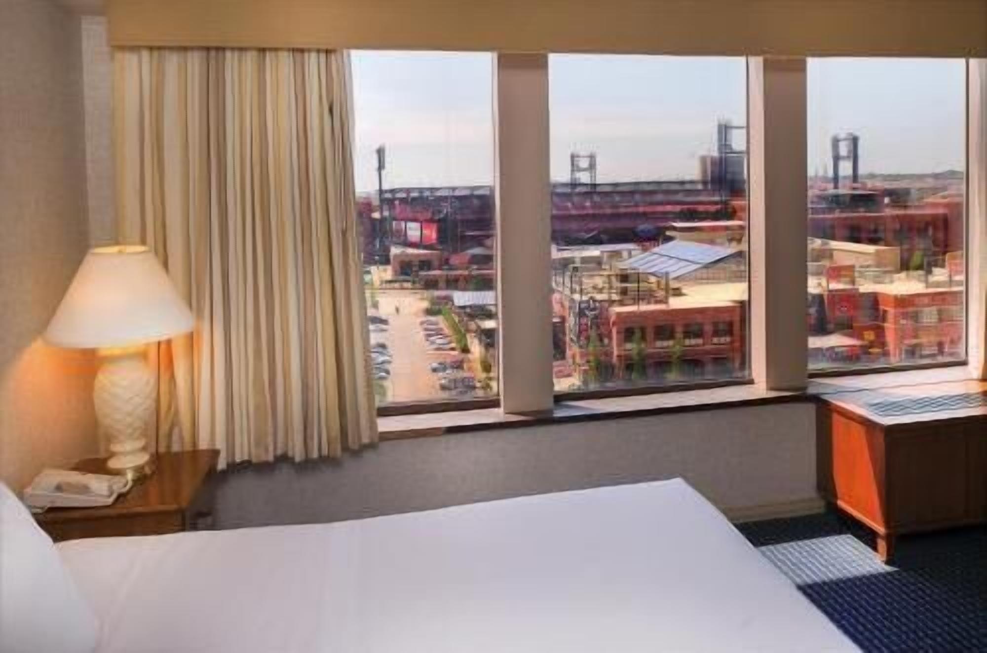 Premium bedding, in-room safe, desk, laptop workspace