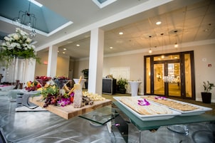 Un buffet proposant une variété de plats et agrémenté d’un centre de table décoratif.