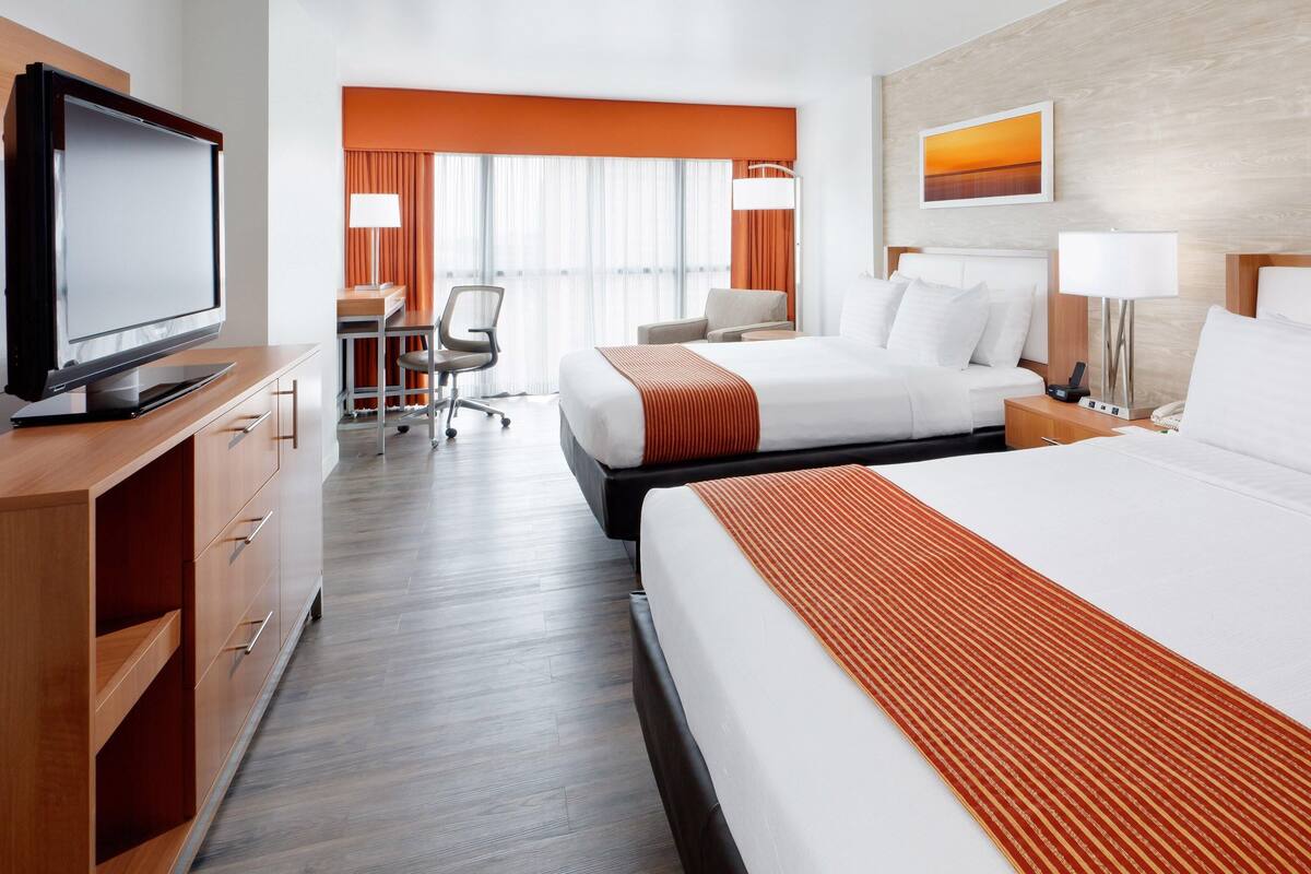 Ropa de cama de alta calidad, escritorio y cortinas blackout