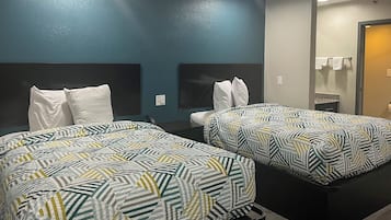 Habitación estándar, 2 camas matrimoniales (Refrigerator & Microwave) | Muebles diferentes, escritorio y tabla de planchar con plancha