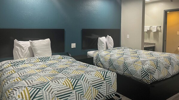 Habitación estándar, 2 camas matrimoniales (Refrigerator & Microwave) | Muebles diferentes, escritorio y tabla de planchar con plancha