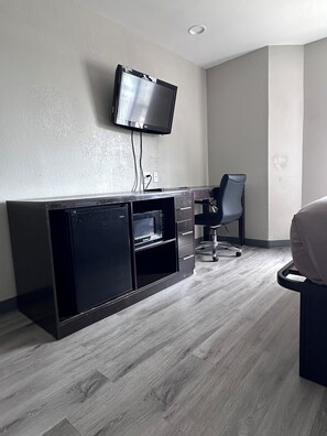 Standard Room, 1 King Bed, Non Smoking | Individually furnished, desk, iron/ironing board, free WiFi