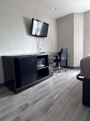 Habitación estándar, 1 cama King size, para no fumadores | Muebles diferentes, escritorio y tabla de planchar con plancha
