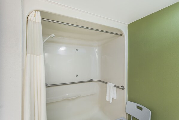 淋浴設備、免費盥洗用品、吹風機、毛巾