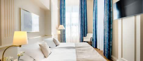 Suite | In-room safe, desk, blackout drapes, iron/ironing board