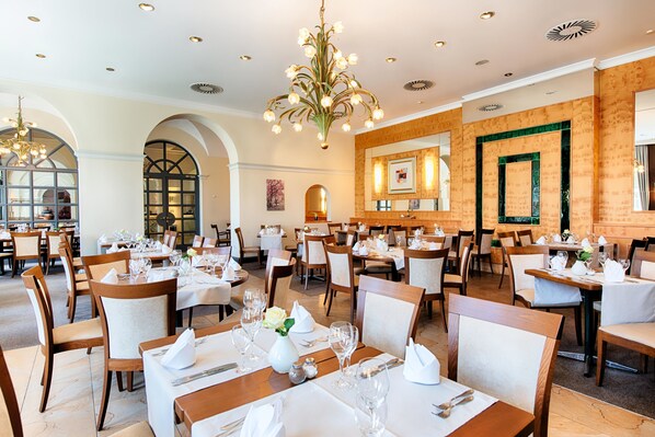 2 restaurants, breakfast, lunch, dinner served; international cuisine 