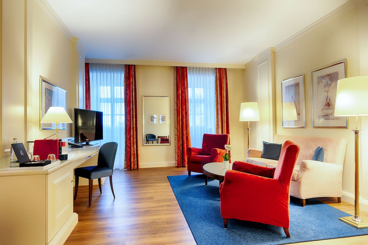 Suite Executive | Una cassaforte in camera, una scrivania, tende oscuranti