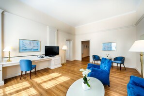 Suite | Living area | Plasma TV - Welcome Hotel Residenzschloss Bamberg (Bamberg)