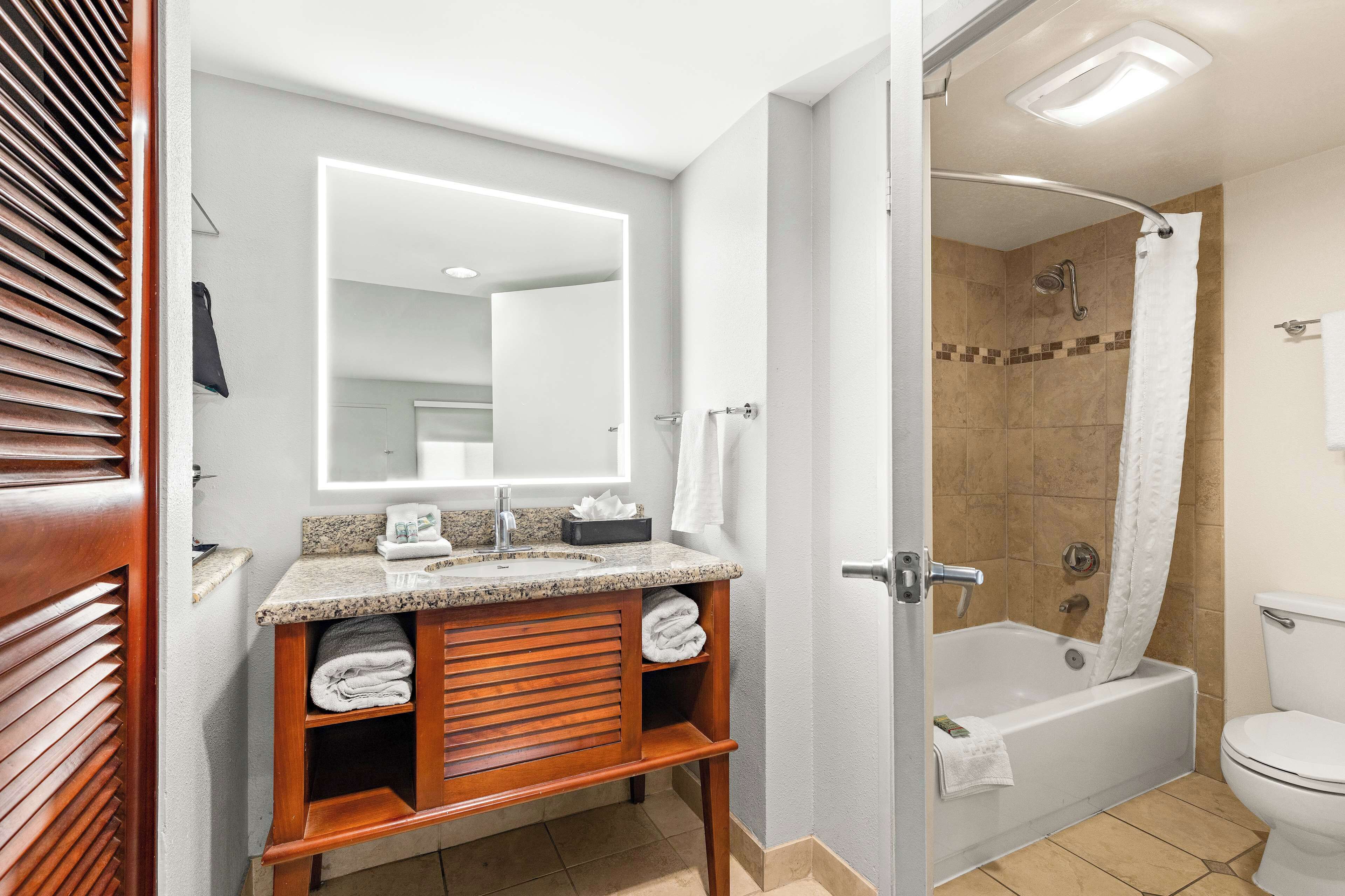 Standard Room, 1 King Bed, Non Smoking, Refrigerator & Microwave | Bathroom | Combined shower/tub, deep soaking tub, hydromassage showerhead