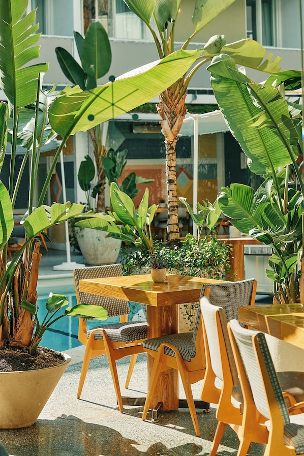 Petit déjeuner, déjeuner et dîner servis sur place, vue sur la piscine