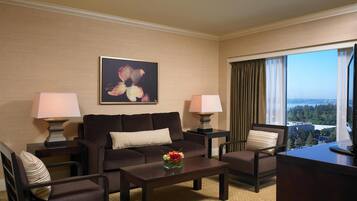 Sengetøy av topp kvalitet, senger med overmadrass og safe på rommet