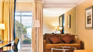 Club Room, Club lounge access, Guest room, 1 Queen | Living area | Flat-screen TV, pay movies