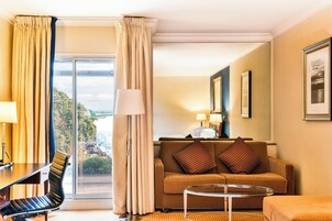 Habitación Club, 1 cama de matrimonio, no fumadores | Zona de estar | Una televisión de pantalla plana, películas de pago