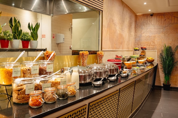 Daily full breakfast (GBP 17.50 per person)